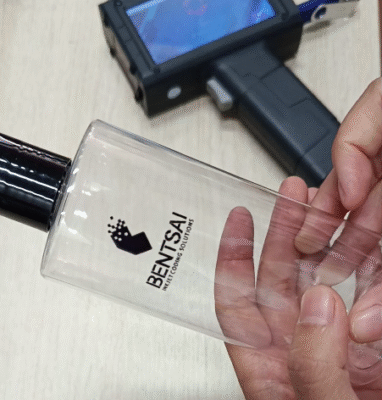 In logo bằng máy in date cầm tay